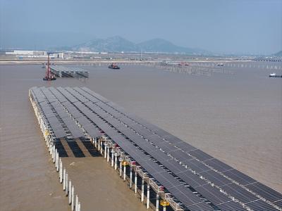 China Nuclear Tianwan Tidal Flat PV Construction-stock-foto