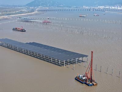 China Nuclear Tianwan Tidal Flat PV Construction-stock-foto
