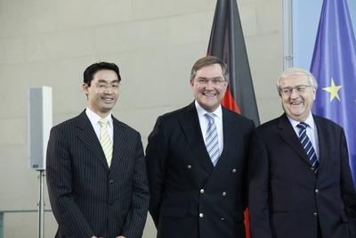 Bildnummer: 53596615  Datum: 13.11.2009  Copyright: imago/Metodi Popow  und BM R?sler BM R?sler, BM Jung, BM Br?derle People Politik GER PK Pressetermin Berlin kbdig xng 2009 quer Highlight premiumd o0 Jahresgutachten 2009/2010 zur gesamtwirtschaftlichen Entwicklung - ?bergabe an die Bundesregierung - v.l.n.r.: Bundesgesundheitsminister Philip R?sler (FDP), Bundesarbeitsminister Franz Josef Jung (CDU) und Bundeswirtschaftsminister Rainer Br?derle (FDP)Bildnummer 53596615 Date 13 11 2009 Copyright Imago Metodi Popov and BM R?sler BM R?sler BM Young BM Br?derle Celebrities politics ger press conference Press call Berlin Kbdig xng 2009 horizontal Highlight premiumd o0 Annual reports 2009 2010 to overall Development Transfer to the Federal government V l n r Federal Health Minister Philip R?sler FDP Federal Labour Minister Franz Joseph Young CDU and German Economics Minister Rainer Br?derle FDP-stock-foto