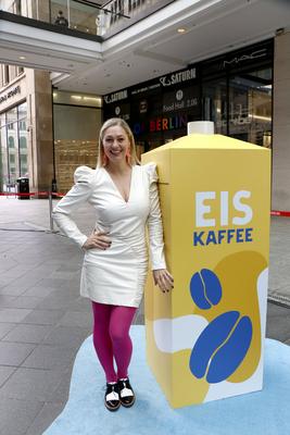 Ruth Moschner bei dem Themen Event-Tag Initiative-Milch Der Begehbare K?hlschrank inder Mall Of Berlin am 22.05.25 in Be-stock-foto