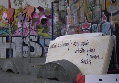 Berlin-Neuk?lln, 24.04.2020 - Kommentar zum Thema Arbeiten w?hrend Social Distancing in Zeiten des Coronavirus - gesehen-stock-foto