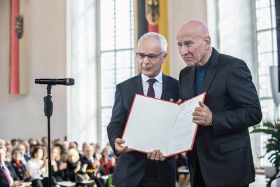 Frankfurt, Friedenspreis f?r Fotograf Sebastiao Salgado Zum Abschluss der Frankfurter Buchmesse erhielt der brasilianis-stock-photo