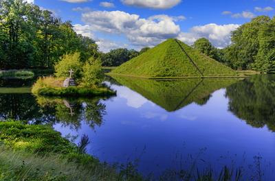 Seepyramide im Branitzer Park DEU/Brandenburg/Cottbus ? Die Seepyramide (Tumulus) , ist das Wahrzeichens des Branitzer P-stock-foto