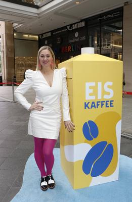 Ruth Moschner bei dem Themen Event-Tag Initiative-Milch Der Begehbare K?hlschrank inder Mall Of Berlin am 22.05.25 in Be-stock-foto
