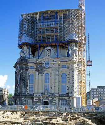 Die 1945 durch Bombenagriffe der Englaender und Amerikaner zerstoerte Frauenkirche in Dresden wurde wiederaufgebaut, hie-stock-foto