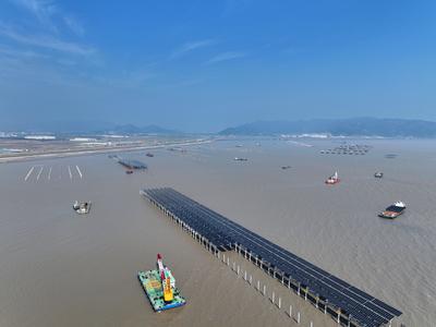 China Nuclear Tianwan Tidal Flat PV Construction-stock-foto