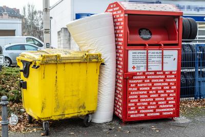 01.12.2020,Berlin,Deutschland,GER, Matratze,gelbe Tonne,Altkleidercontainer.Gesehen im Bezirk Wilmersdorf. *** 01 12 202-stock-foto