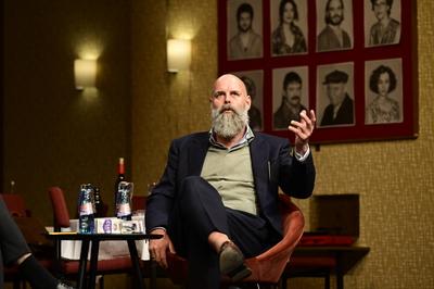 Holger Friedrich beim B?hnengespr?ch zum Thema Meinungsvielfalt und die Presselandschaft mit Intendant Dr. Daniel Morgen-stock-foto