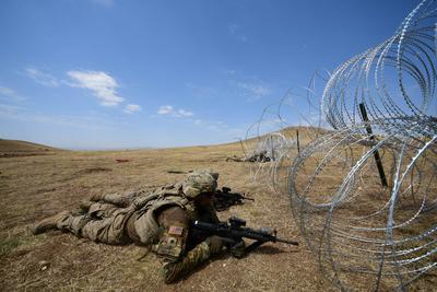 TBILISI, Georgia -- Soldiers from 2nd Cavalry Regiment breach an obstacle during a training mission at Vaziani Military-stock-foto