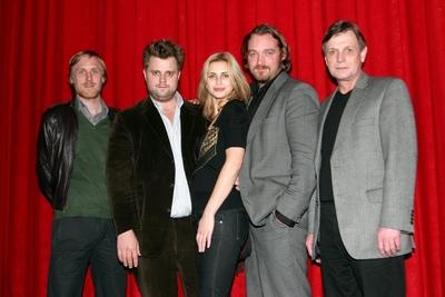 Bildnummer: 50997881  Datum: 23.11.2005  Copyright: imago/Strussfotov.l.n.r.: Schauspieler Sebastian Schultz (GER), Antoine Monot Jr. (GER), Beate Bille (DEN), Regisseur Till Franzen (GER) und Schauspieler Uwe Rohde (GER) anl?sslich der Filmpremiere von DIE BLAUE GRENZE in Hamburg, Personen; 2005, Hamburg, Premiere, Premieren, Filmpremieren, Pressetermin,  Regisseure; , quer, Kbdig, Gruppenbild, close, Film, Kunst, Deutschland, Randbild, People / Schauspielerin-stock-photo