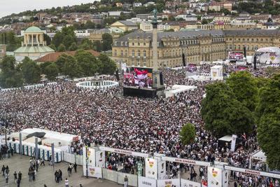 Es ist angerichtet. 35. 000 Zuschauer beim Public Viewing auf dem Schlossplatz in Stuttgart. Damit ist das Maximum errri-stock-foto