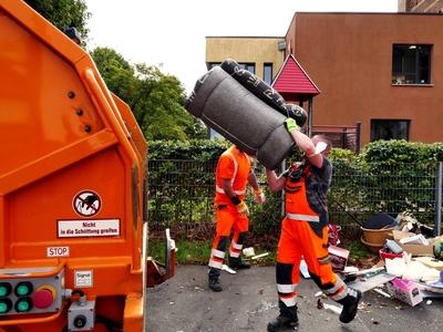 Sperrm?llabfuhr Sperrm?llabfuhr durch die st?dtische M?llabfuhr. Die am Stra?enrand abgestellten M?bel und sperrigen Abf-stock-foto