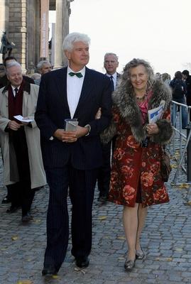 Nobelpreistr?ger G?nter Blobel USA mit Gattin auf der Weihe der wiedererstandenen Frauenkirche in-stock-foto
