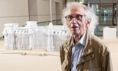Der Kuenstler Christo steht am Mittwoch (17.06.15) im Berliner Reichstag vor einem Modell des verhuellten Reichstages.-stock-photo