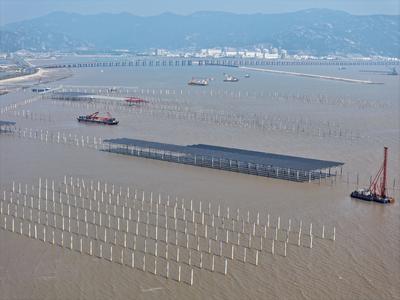 China Nuclear Tianwan Tidal Flat PV Construction-stock-foto