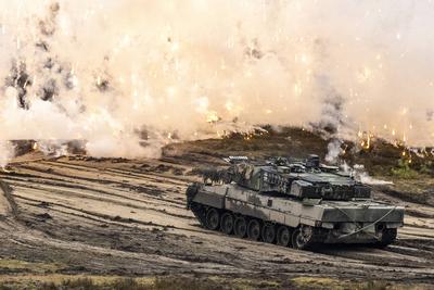 Bundesverteidigungsminister Pistorius besucht Panzerbataillon 203 Ein Leopard 2A6 Kampfpanzer der Bundeswehr wirft eine-stock-foto