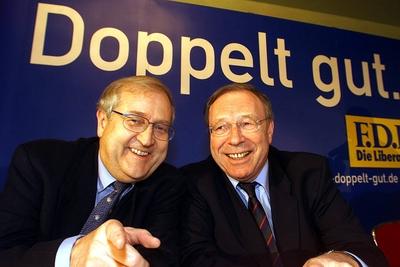 Bildnummer: 50715961  Datum: 05.03.2001  Copyright: imago/Thomas FreyRainer Br?derle (li., GER/Stellvertretender Vorsitzender der FDP-Bundestagsfraktion) und Hans Artur Bauckhage (GER/FDP/Wirtschaftsminister Rheinland-Pfalz) finden sich DOPPELT GUT w?hrend einer FDP-Wahlkampfveranstaltung in Koblenz, Personen , Freude , optimistisch , kurios; 2001, Koblenz, Politiker, Landesminister, rheinland-pf?lzischer, Minister, Fraktionsvorsitzender, Schriftzug, Doppelt gut, Gestik, Fingerzeig, lachend, lachen, lacht; , quer, Kbdig, Gruppenbild, close, Landespolitik, Politik, Deutschland, Randbild, People-stock-foto