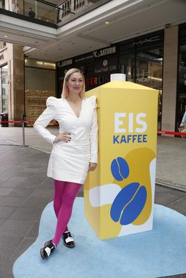 Ruth Moschner bei dem Themen Event-Tag Initiative-Milch Der Begehbare K?hlschrank inder Mall Of Berlin am 22.05.25 in Be-stock-foto