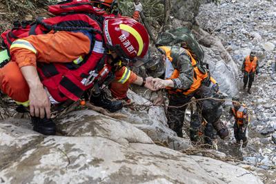 Mountain Flood Disaster Rescue in Sanshe-stock-foto