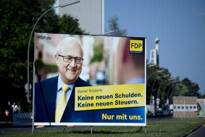 Bildnummer: 60393146  Datum: 25.08.2013  Copyright: imago/IPONFDP Wahlplakat DEU, Deutschland, Germany, Berlin, 25.08.2013 Plakat der FDP mit Motiv Foto Rainer Br?derle mit Slogan Keine Neunen Schulden Keine Neuen Steuern in Berlin. Im Rahmen der Plakatkampagne der F.D.P. f?r den Bundestagswahlkampf der Bundestagswahl am 22. September 2013. Bundespolitik, Parteipolitik, Deutsche Politik, 2013, Wahlkampf, Wahlk?mpfe, Wahl, Wahlen, Wahlplakat, Wahlplakate. Bundestagswahl, Deutschland, Plakat, Plakate, feature, Bundestagswahlen, Symbol, Symbolfoto, symbolisch, Symbolbild, Br?derle Photo of Peer Steinbr?ck, candidate of the SPD, on a poster of the SPD and poster of the Green Party and the CDU for the election campaign in Berlin, Germany. The alliance of the German Christian Democrats between CDU/CSU currently lead in polls ahead of federal elections scheduled for September 22. Party, Berlin. Election campaign, Politics, Germany, Politician, German, Europe, election campaign, general election, party, election campaign, elections, feature Politik GER Wahlen Plakat xcb x0x 2013 quer Aufmacher premiumd Foto Rainer Br?derle FDP Bundespolitik Parteipolitik Deutsche Politik 2013 Wahlkampf Wahlk?mpfe Wahl Wahlen Wahlplakat Wahlplakate. Bundestagswahl Deutschland Plakat Plakate feature Bundestagswahlen Symbol Symbolfoto symbolisch Symbolbild Party Berlin Election campaign Politics Germany Politician German Europe general election  60393146 Date 25 08 2013 Copyright Imago  FDP Election billboard DEU Germany Germany Berlin 25 08 2013 Billboard the FDP with Motif Photo Rainer Br?derle with Slogan none neunen Debt none New Taxes in Berlin in Frame the Poster campaign the F D P for the Bundestag election campaign the Federal election at 22 September 2013 Federal politics Party politics German politics 2013 Election campaign Election campaigns Choice Choose Election billboard Election posters Federal election Germany Billboard Posters Feature Bundestag elections symbol Symbolic image symbolic Symbol image Br?derle Photo of Peer Steinbr?ck Candidate of The SPD ON a Poster of The SPD and Poster of The Green Party and The CDU for The ELECTION Campaign in Berlin Germany The Alliance of The German Christian Democrats between CDU CSU currently Lead in Polls Ahead of Federal Elections scheduled for September 22 Party Berlin ELECTION Campaign POLITICS Germany politician German Europe ELECTION Campaign General ELECTION Party ELECTION Campaign Elections Feature politics ger Choose Billboard  x0x 2013 horizontal Highlight premiumd Photo Rainer Br?derle FDP Federal politics Party politics German politics 2013 Election campaign Election campaigns Choice Choose Election billboard Election posters Federal election Germany Billboard Posters Feature Bundestag elections symbol Symbolic image symbolic Symbol image Party Berlin ELECTION Campaign POLITICS Germany politician German Europe General ELECTION-stock-photo