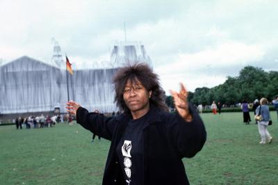 1/ Portrait: Joan Armatrading, schwarze S?ngerin, vor dem verpackten Berliner Reichstag, Christo-Reichstag, Rock, Reggae-stock-photo