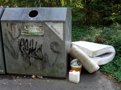 Blick auf einen Glascontainer mit Matratzen Garnierung - Abfall Entsorgung sorglos Glascontainer mit Matratze *** View o-stock-foto