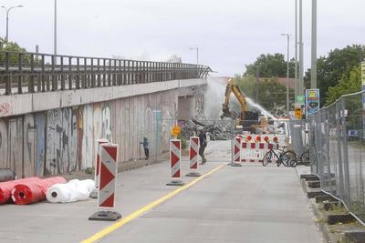25.05.2025, Br?cke Stra?e An der Wuhlheide wird abgerissen, aufgrund der bestehenden Einsturzgefahr wurde der kontrollie-stock-foto