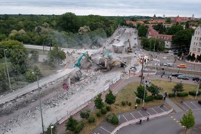 25.05.2025, Br?cke Stra?e An der Wuhlheide wird abgerissen, aufgrund der bestehenden Einsturzgefahr wurde der kontrollie-stock-foto