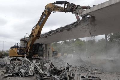 25.05.2025, Br?cke Stra?e An der Wuhlheide wird abgerissen, aufgrund der bestehenden Einsturzgefahr wurde der kontrollie-stock-foto