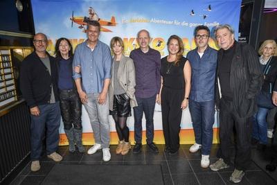 AKIKO DER FLIEGENDE AFFE- Michael Kind Benno F?rmann Fuermann Heike Makatsch Veit Helmer Cast zu Gast auf dem roten Teppich bei der Kino Film Premiere Akiko der fliegende Affe im Kino Filmtheater am Friedrichshein 25.05.2025 in BERLIN Berlin Deutschland *** AKIKO THE FLYING MONKEY Michael Kind Benno F?rmann Fuermann Heike Makatsch Veit Helmer Cast as guests on the red carpet at the movie premiere Akiko the Flying Monkey at Kino Filmtheater am Friedrichshein 25 05 2025 in BERLIN Berlin Germany-stock-foto