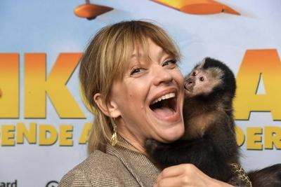 AKIKO DER FLIEGENDE AFFE- Heike Makatsch mit kleinen Affen Kuscheln auf dem Arm zu Gast auf dem roten Teppich bei der Kino Film Premiere Akiko der fliegende Affe im Kino Filmtheater am Friedrichshein 25.05.2025 in BERLIN Berlin Deutschland *** AKIKO THE FLYING MONKEY Heike Makatsch with little monkey cuddling on her arm as a guest on the red carpet at the movie premiere Akiko the Flying Monkey at the Kino Filmtheater am Friedrichshein 25 05 2025 in BERLIN Berlin Germany-stock-foto