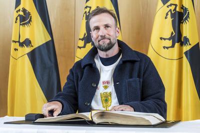 Entertainment Bilder des Tages Trainer Sebastian Hoene? beim Eintrag in Goldene Buch der Stadt. Die Mannschaft des VfB S-stock-foto
