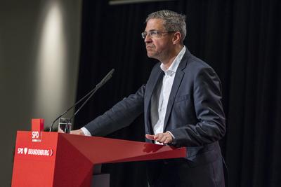 Mike Schubert Oberb?rgermeister von Potsdam DEU/Berlin ? Paul Weisflog Parteitag der brandenburgischen SPD in Cottbus am-stock-foto