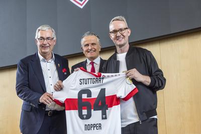 OB Dr. Frank Nopper hat doppelten Grund zum Feiern. Zu seinem 64. Geburtstag ?berreichen VfB-Pr?sident Dietmar Allgaier-stock-foto