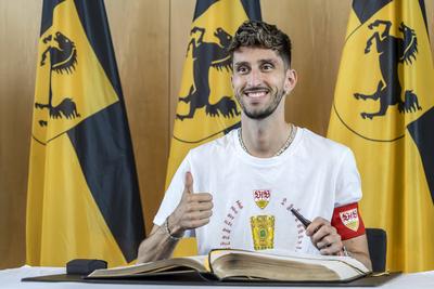 Kapit?n Atakan Karazor beim Eintrag ins Goldene Buch der Stadt. Die Mannschaft des VfB Stuttgart tr?gt sich im Rathaus i-stock-foto