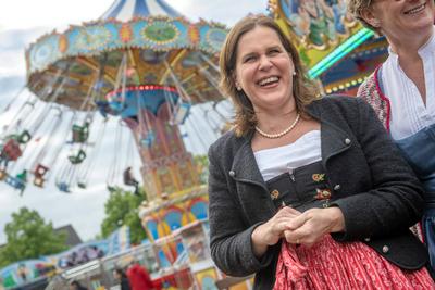 Verena Dietl, Dritte B?rgermeisterin von M?nchen, SPD, vor ihrer Bierzeltrede bei der Truderinger Festwoche, Volksfest, M?nchen, 25.05.2025-stock-foto