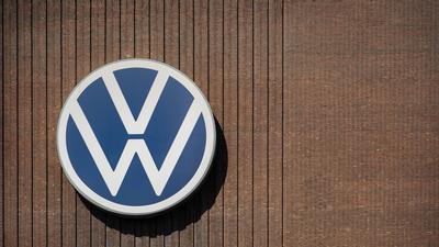 Nahaufnahme des Volkswagen-Logos an der Werksfassade des Volkswagen-Stammhauses in Wolfsburg-stock-photo