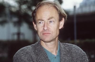 Joseph von Westphalen 10/94 pp Mann Autor blond leger Sakko quer Portrait drau?en ernst nachdenklich-stock-photo