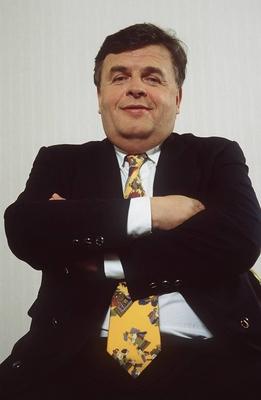 Bildnummer: 56807928  Datum: 01.06.1994  Copyright: imago/teutopressDr. Helmut Thoma 06/94 mat hoch halb sitzend Arme Krawatte bunt l?chelnd Mann Fernsehen RTL Management dunkelhaarig seri?s People Shooting 01 xmk x0x 1994 hoch Highlight  56807928 Date 01 06 1994 Copyright Imago  Dr Helmut Thoma 06 94 Mat vertical half seated Arms Tie bunt smiling Man Television RTL Management dark haired seriously Celebrities Shooting 01 xmk x0x 1994 vertical Highlight-stock-photo