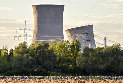 Sprengung der K?hlt?rme des stillgelegten Kernkraftwerks Grafenrheinfeld gesehen aus Richtung Heidenfeld am 16.08.2024 K-stock-foto