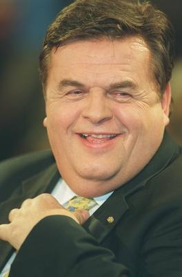 Bildnummer: 56907516  Datum: 15.12.2000  Copyright: imago/teutopressDr. Helmut Thoma (TV-Manager) 12/00 her Mann Medienmanager Medien Manager Management Leitung F?hrung TV Fernsehen Sender Unternehmen RTL dunkelhaarig kurzhaarig seri?s Jackett Hemd Krawatte sitzend Saal Studio dunkel Show Talkshow Gast Portrait hoch l?chelnd lachend zuh?rend sich umdrehend Hand am Krawattenknoten an der Brust Fototermin NDR Talk Show (NDR) am 15.12.2000 in Hamburg Farbnegativ People x0x xkg 2000 hoch  56907516 Date 15 12 2000 Copyright Imago  Dr Helmut Thoma TV Manager 12 00 her Man Media Manager Media Manager Management Line Leadership TV Television Stations Companies RTL dark haired short seriously Jacket Shirt Tie seated Room Studio dark Show Talk show Guest Portrait vertical smiling laughing listening to turn around Hand at Tie knots to the Breast Photo call NDR Talk Show NDR at 15 12 2000 in Hamburg Color negative Celebrities x0x xkg 2000 vertical-stock-foto