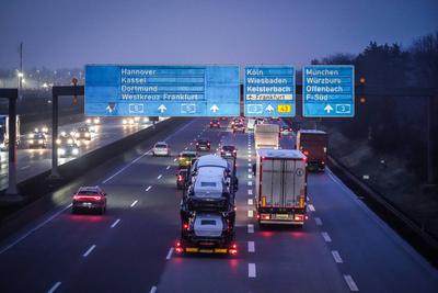 Deutschland, Europa, Autobahn, Verkehr, A5, A3, Autobahnkreuz Frankfurt, Stau, Berufsverkehr, Pendlerverkehr, Nachtverke-stock-foto