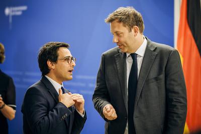 Lars Klingbeil trfft Stephane Sejourne-stock-foto