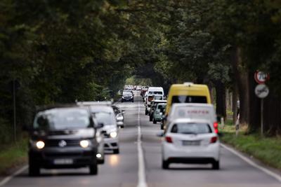 Autos fahren auf einer Landstra?e bei K?ln. F?r die Berechnung der Pendlerpauschale gilt seit dem 01. Januar 2022 ein Be-stock-foto