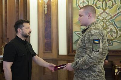 Ukrainian President, Volodymyr Zelenskyy, presents awards to veterans of the National Service in the field of special communications and information protection-stock-foto