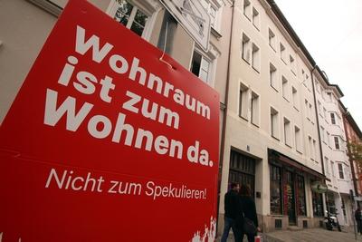 Unter dem Hashtag Ausspekuliert demonstrierten zig tausend Menschen gegen die steigenden Mieten, f?r bezahlbaren Wohnra-stock-foto