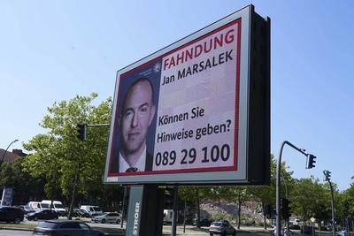 20422-News Oeffentliche Fahndung auf Werbetafeln in Hamburg und Bundesweit nach dem fluchtigen Wirecard Manager Jan Marsalek Ungewoehnliche aufwendige Fahndungsma?nahme , Auf Werbetafeln die man taeglich im Stadtbild sieht und fast nicht mehr wahrnimmt sieht man nun einen weltweiten Fahndungsauftruf des BKA und des LKA Muenchen nach dem fluechtigen Wirecard Manager Jan Marsalek der wegen Untreue, Betrug und weiteren Punkten beschuldigt wird. Solch eine Art der Fahndung ist schon ungew?hnlich und kommt sehr selten vor Hamburg 13.08.2020 HH Deutschland *** 20422 News public Search at Billboards in Hamburg and nationwide to the fugitive Wirecard Manager Jan Marsalek unusual Elaborate Search measure , at Billboards the Man daily at Citysc-stock-foto