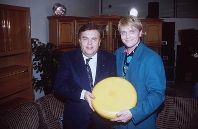 Hape Kerkeling re Dr Helmut Thoma Cheese RTL 11 93 mat quer halb stehend K?se l?chelnd Ma-stock-foto