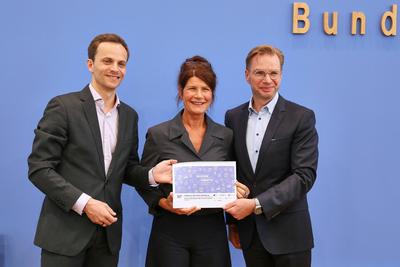 Berlin, Deutschland, 26.05.2025: Bundespressekonferenz: Ergebnisse zur B?rgerdebatte gerechte Steuern und Finanzen: L-R:-stock-foto