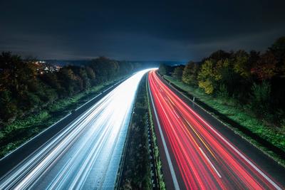 Autos fahren bei Dunkelheit und nasser Fahrbahn auf der Autobahn 81 (A81) bei Rottweil. (Aufnahme mit Langzeitbelichtung-stock-foto